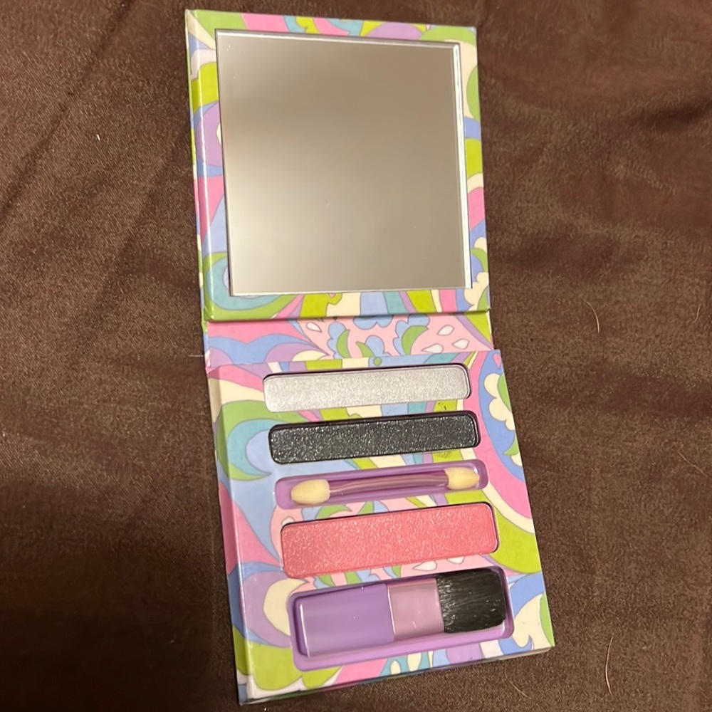 Mila Kunis’ Go-Go Glamour Dance Fever Flirt Makeup Eye Shadow and Blush Palette